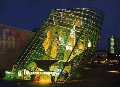 Ce  palais de cristal' aux effets de nuit surprenants abrite...