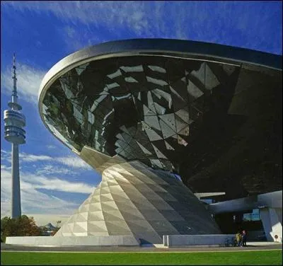 Cet immeuble aux lignes dynamiques dont chaque lment est de biais ou vrill abrite...