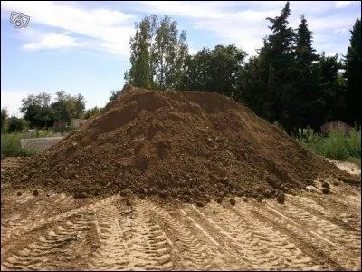 Lorsqu'on parle de terre vgtale on parle de remblai pour niveler un terrain mais quel mot choisit-on pour dire tirer de la terre ?