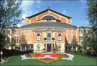 8 ans d'attente pour avoir des places pour le festival de Bayreuth ! Il a été fondé par Richard Wagner en 1876. Combien d'œuvres d'opéra ont-elles été jouées depuis cette date ?