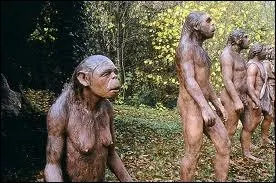 Lequel de ces hommes est le plus ancien ?