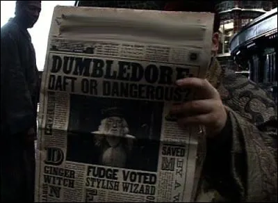 Regardez ce que je viens de trouver au fond de ce vieux tiroir ! Un vieux journal qui semble dater d'une vingtaine d'annes ! Arrivez-vous  lire le titre sous toute cette poussire ?