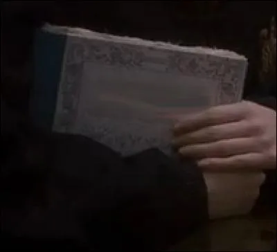 Ah, regardez qui voil ! Notre bon vieux Rogue, apparemment un livre ne lui a pas suffi, il vous demande de vous procurer le livre que tient cette jeune Serdaigle ! Difficile ?