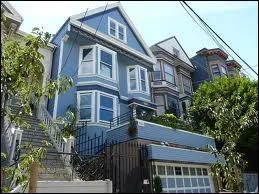  on y vient  pied, on ne frappe pas, ceux qui vivent l ont jet la clef , mais qui chantait cette chanson ?