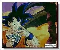 Avec qui joue-t-il aux cartes ?