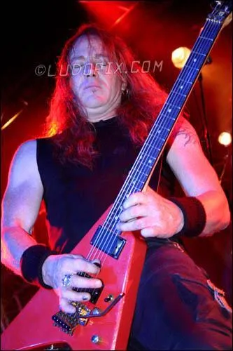 Quels groupes ce guitariste a-t-il fond ?