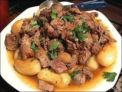 Le nom de cette spcialit culinaire  base d'agneau peut tre crit avec une partie des lettres composant le nom de la capitale de...