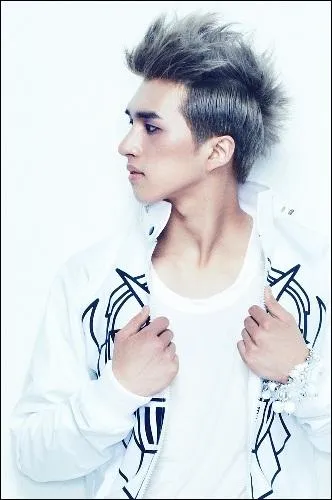 Qui est aussi chanteur principal et est n le 6 avril 1992 ?