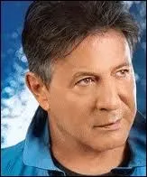 Comment s'appelle ce chanteur ?