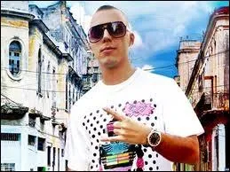 Comment s'appelle ce chanteur ?