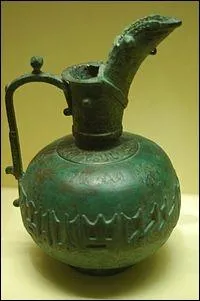 Comment se nomme ce rcipient dot d'une anse et d'un bec ?