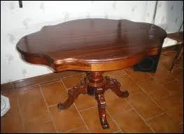 Quel est le nom de cette autre petite table aux pieds galbs avec 2 tiroirs en ceinture ?