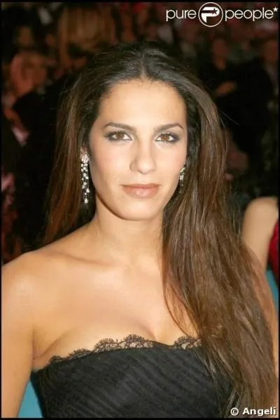 Elisa Tovati attend un enfant. (juillet 2012)