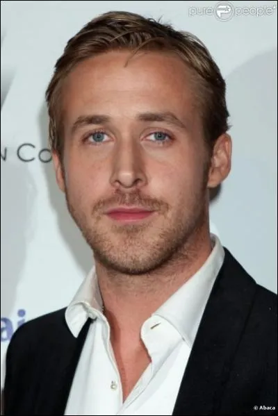 Dans quel groupe joue-t-il et chante-t-il ?