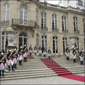 Restrictions budgtaires oblige, aucune goutte de champagne n'a coul depuis un mois  Matignon . Quel vin a remplac les bulles ?