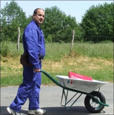 Pour quelle raison cet homme a-t-il entrepris un priple de 500 km avec une brouette et  pied  travers la Basse et la Haute-Normandie ?