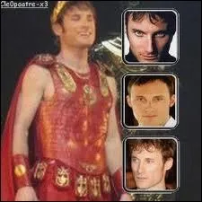 Christopher Stills joue...