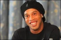 Quel club Ronaldinho a-t-il rejoint en 2003 en quittant Paris contre une indemnit de transfert de 27 M ?
