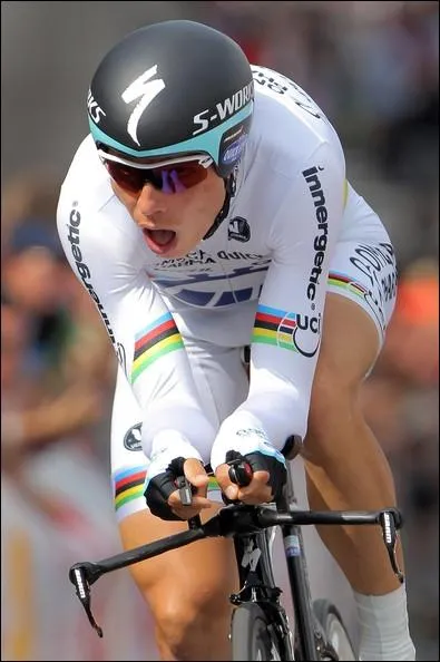 Qui porte le maillot de champion du monde sur cette image ?