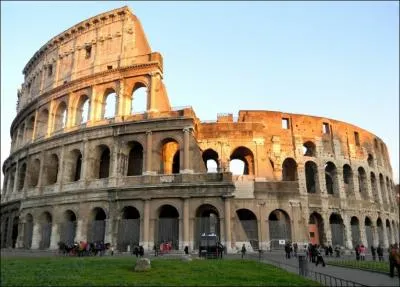 Le Colise de Rome (Italie) est une des :