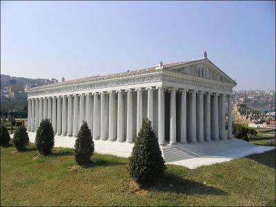 Le temple d'Artémis à Éphèse (Turquie) est une des :
