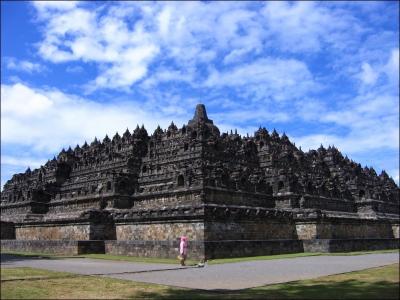 Le temple de Borobudur (Indonésie) est une des :
