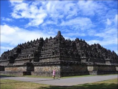Le temple de Borobudur (Indonsie) est une des :