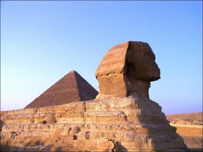 Le sphinx de Gizeh (Égypte) est une des :
