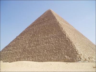 La grande pyramide de Khéops (Égypte) est une des :