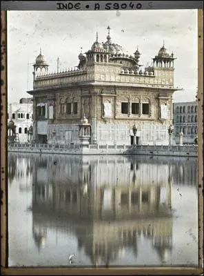 En d�cembre 1913, Passet entame un voyage en Inde. Au Penjab, il photographie le Temple d'Or, centre spirituel et culturel de la communaut� sikh. Dans quelle ville se trouve ce temple ?