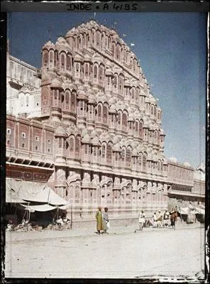 Puis il se rend au Rajahstan. Il y photographie le Palais des Vents, l'une des merveilles de l'architecture rajput. Dans quelle ville se trouve ce monument ?