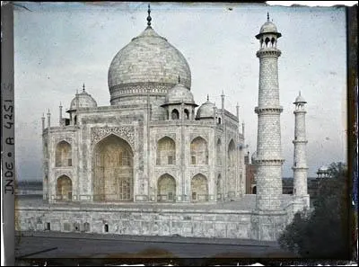 Lors de son passage en Uttar Pradesh, il ne manque pas le Taj-Mahal � Agra. Qu'est-ce que le Taj-Mahal ?