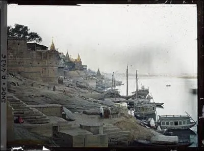 Fin janvier il est � B�nar�s, la ville sacr�e de l'hindouisme. Comment s'appellent les marches de pierres qui permettent aux fid�les hindous de descendre dans le Gange pour y faire leurs ablutions ?