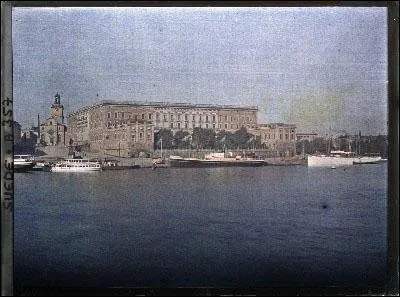 L'Europe n'est pas en reste. Albert Kahn envoie d�s 1910 Auguste L�on en Scandinavie. Dans quelle capitale se trouve le Kungliga Slottet (Palais Royal) au bord du Norrstr�m ?