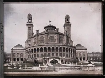 7800 autochromes ont �t� r�alis�s en Ile de France entre 1910 et 1940. A Paris, quel monument construit pour l'exposition universelle de 1878 et d�truit en 1935 est ici photographi� en 1911 ?