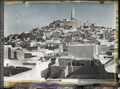 De 1921 � 1929, le photographe Fr�d�ric Gadmer sillonne l'Afrique du Nord, le Moyen-Orient et l'Europe. Quelle ville du M'zab (Alg�rie), class�e au Patrimoine Mondial, a-t-il photographi�e ici ?