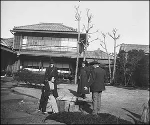 En 1908, Albert Kahn, accompagn� de son chauffeur-photographe Alfred Dutertre entreprend un voyage au Japon. Quel terme utilis� en Occident d�signait l'Empereur du Japon ?