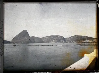 En 1909, accompagn� du photographe professionnel Auguste L�on, Albert Kahn entreprend un voyage en Am�rique du Sud . Quelle ville se situe sur la baie de Guanabara qu'ils ont ici photographi�e ?