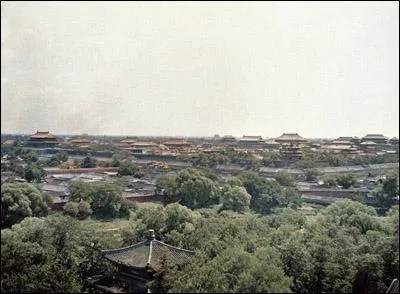 Le photographe St�phane Passet effectuera, entre 1912 et 1914, plusieurs voyages en Chine. Quel ensemble architectural, construit entre 1406 et 1420 est repr�sent� sur cet autochrome ?