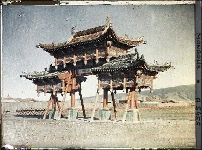 En juillet 1913, St�phane Passet est en Mongolie et photographie la porte triomphale �Ian-pa�, entr�e sud du Shar Or (palais Jaune). Dans quelle ville se trouve cette porte ?