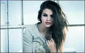 Aux cts de qui a-t-elle jou dans Les sorciers de Waverly Place ?