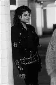 Dans l'ordre de sortie des albums de MJ,  quel rang se situe l'album  Bad  depuis qu'il a dmarr sa carrire solo ?