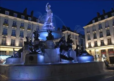 Dans quelle ville flanerez-vous sur la Place Royale ?
