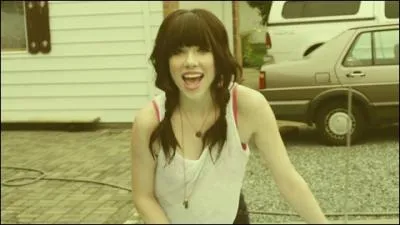 Avec quel   single   est-elle devenue clbre et qui arrive la 2me place du top 50 en France ?