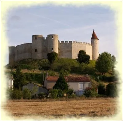 La colline fortifie de Villebois-Lavalette est domine par les ruines d'un chteau fodal du XIIe sicle. Le jeune Louis XIII y sjourna avec sa nouvelle pouse Anne d'Autriche en 1615.