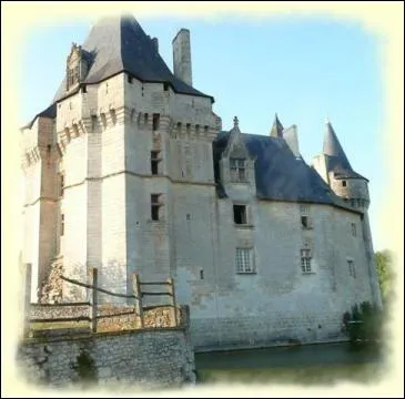 Petite forteresse de plan centr, entoure de douves, le chteau de Cherveux appartenait au Moyen-Age aux seigneurs de Lusignan.
