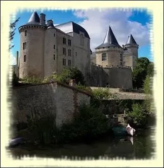 Le chteau de Verteuil occupe un emplacement stratgique sur la valle de la Charente. Edifi au XIme sicle, il appartient de nos jours  la famille de La Rochefoucauld .