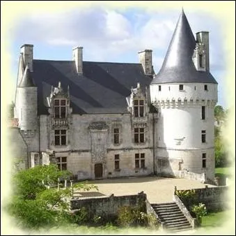 Construit au XVe sicle, le chteau de Crazannes doit son surnom de   Chteau du Chat Bott    son propritaire le Marquis de Carabas dont s'inspira Charles Perrault pour crire son conte !