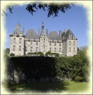 Trs semblable extrieurement au chteau de Cheverny ayant servi probablement de modle  Herg pour Moulinsart, le chteau de St loup sur Thouet  la forme d'un H en l'honneur du roi Henri IV.