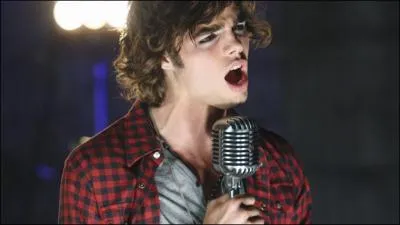 Dans la saison 1, comment s'appelle le petit ami d'Haley ?